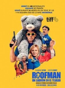 P&oacute;ster de la pel&iacute;cula Roofman con personajes y un oso de peluche