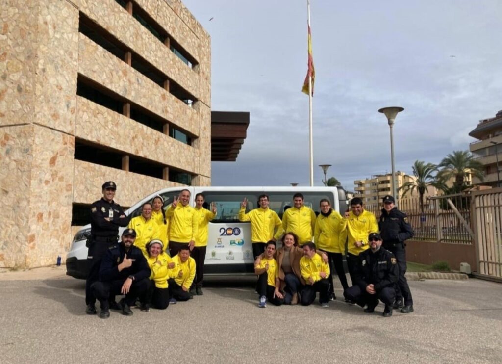 Grupo de personas en chaquetas amarillas junto a una furgoneta de Addif