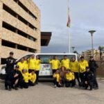 Grupo de personas en chaquetas amarillas junto a una furgoneta de Addif