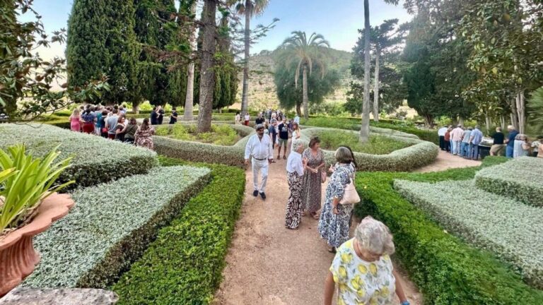 Personas disfrutando de una ruta musical en los jardines de Raixa.