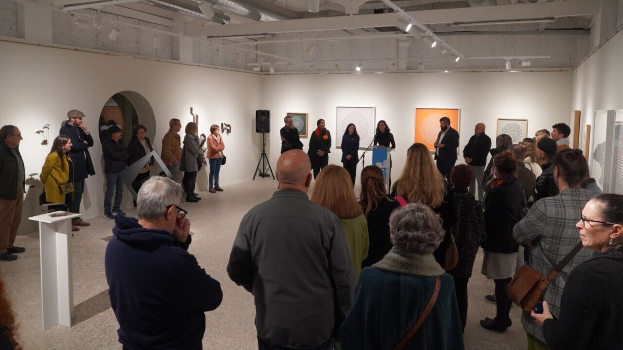 Inauguraci&oacute;n de la exposici&oacute;n en Sa Refinadora con asistentes y obras de arte