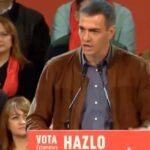 Pedro Sánchez hablando en un mitin en Cáceres con público