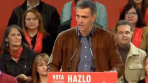 Pedro S&aacute;nchez hablando en un mitin en C&aacute;ceres con p&uacute;blico