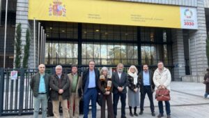 Grupo de representantes del Comit&eacute; de Huelga frente al Ministerio de Sanidad