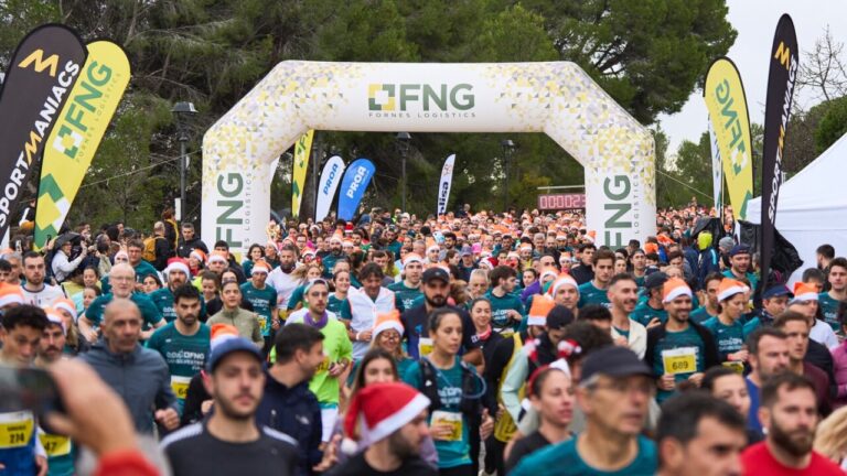 Corredores en la Sant Silvestre de Palma 2025 bajo un arco de meta