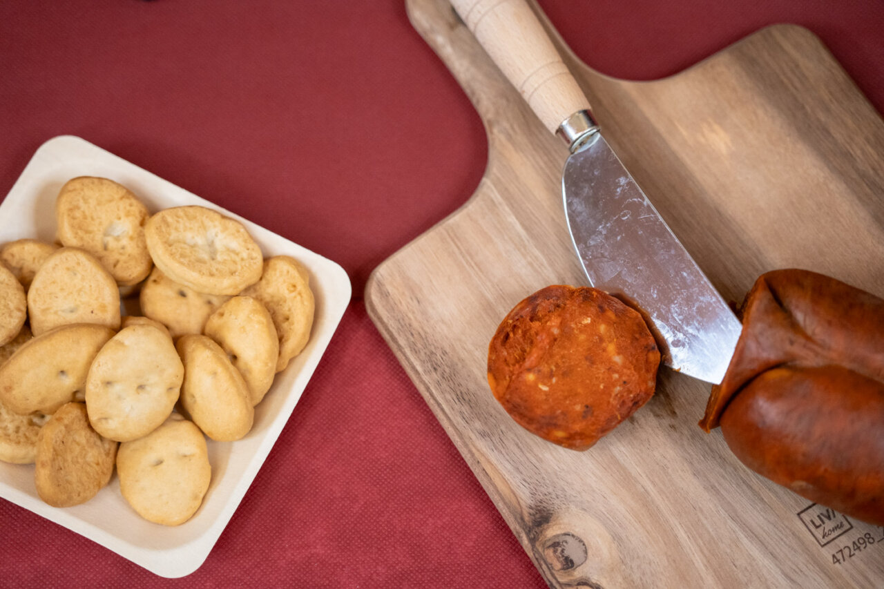 Plato con sobrasada y galletas en una mesa
