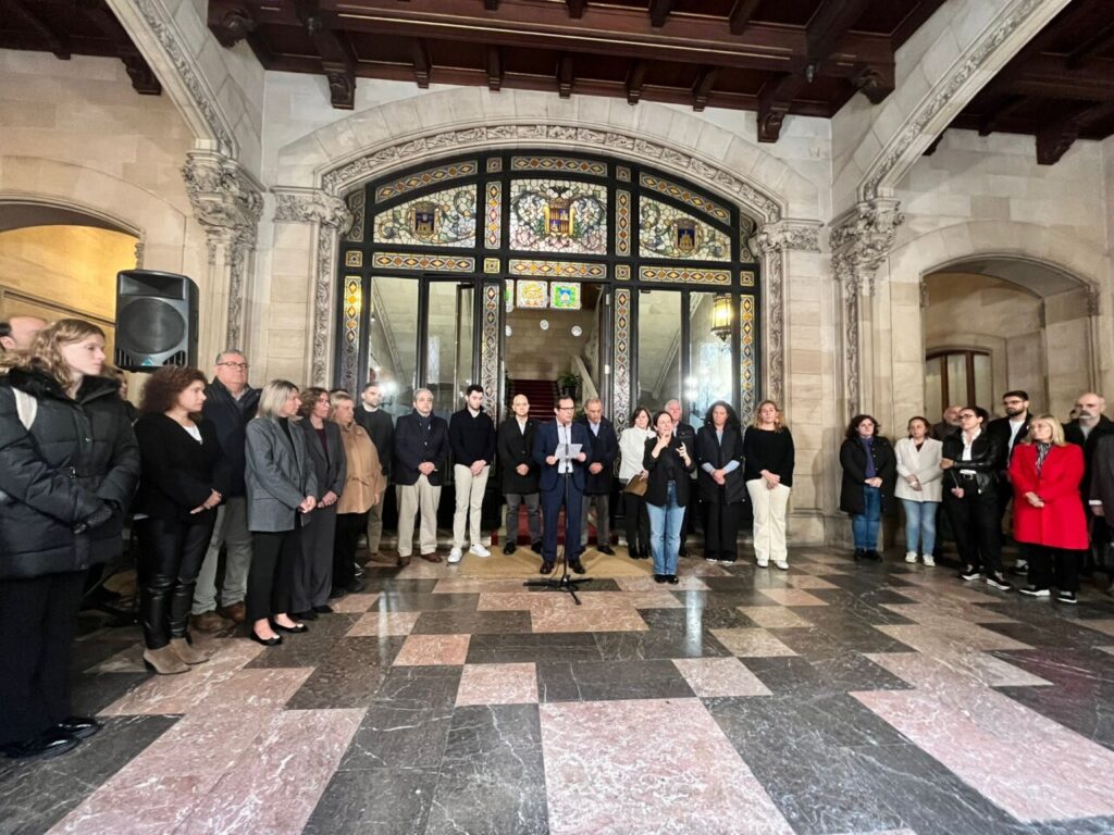 Acto de solidaridad en el Palau del Consell de Mallorca por la víctima de violencia machista.