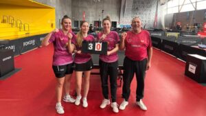 Equipo de tenis de mesa Son Cladera celebrando victoria 3-0