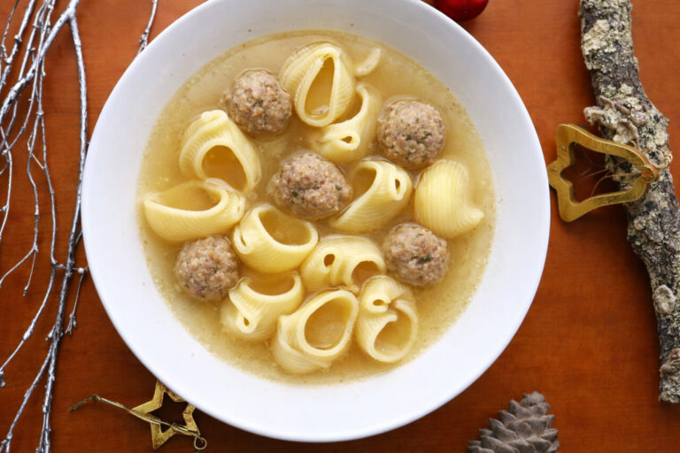 Plato de sopa de Nadal con galets rellenos de carne en caldo