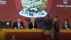 Ni&ntilde;os participando en el sorteo de Loter&iacute;a Nacional