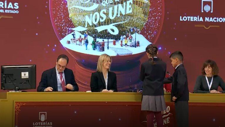 Ni&ntilde;os participando en el sorteo de Loter&iacute;a Nacional