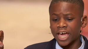 Ni&ntilde;o cantando el n&uacute;mero 25.412 en el sorteo de Navidad