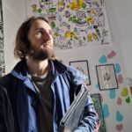 Space Rapha&euml;l observando sus obras en un taller art&iacute;stico