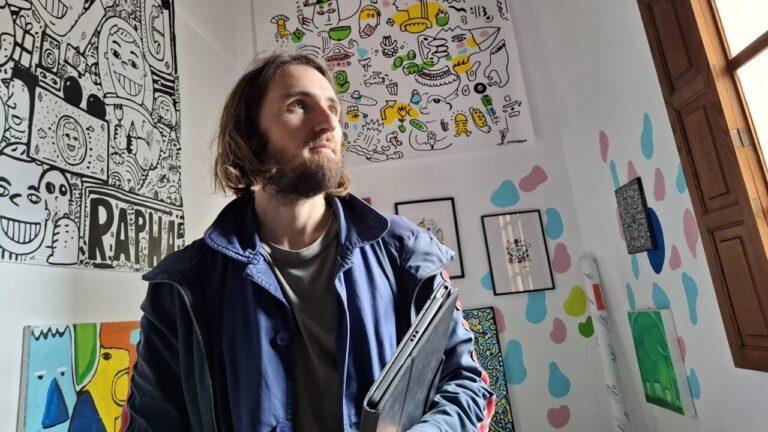 Space Rapha&euml;l observando sus obras en un taller art&iacute;stico