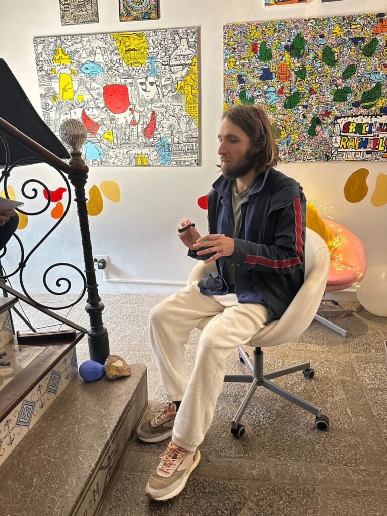 Space Rapha&euml;l conversando en un entorno art&iacute;stico