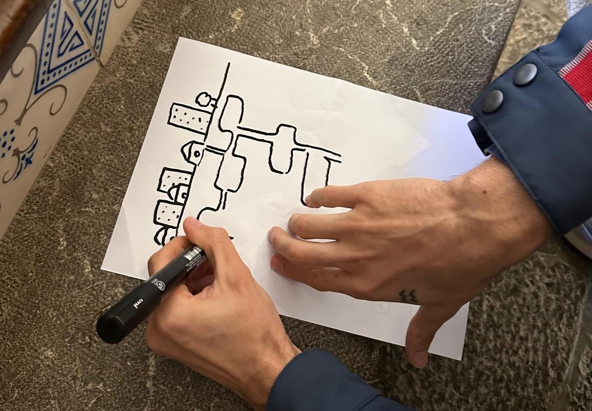 Space Rapha&euml;l dibujando en su estudio durante una entrevista.