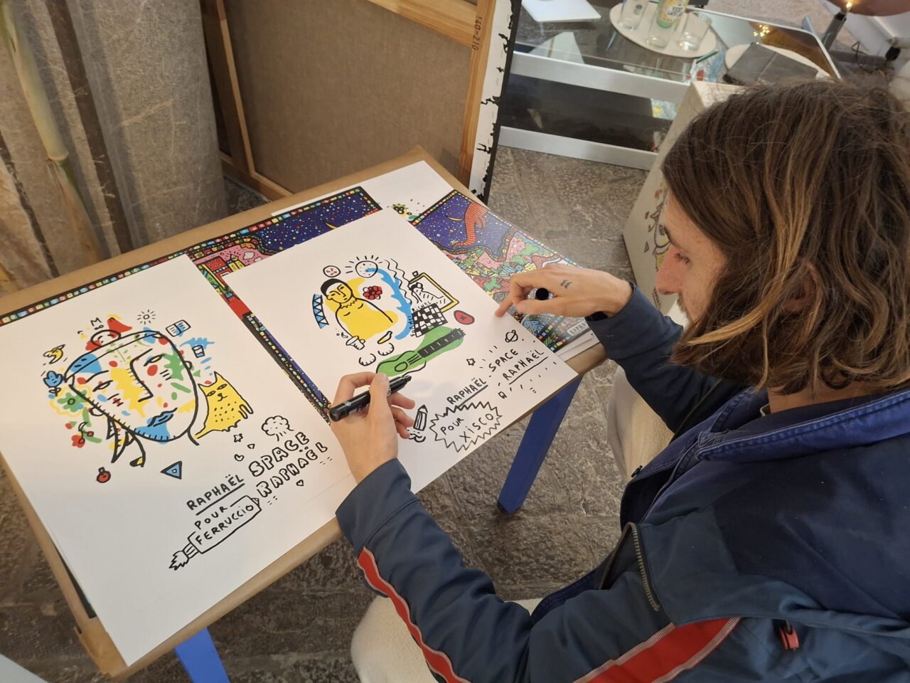 Artista Space Rapha&euml;l creando una obra en su estudio