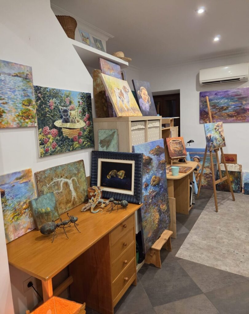 Interior del taller de Dolors Mart&iacute; con pinturas coloridas en las paredes