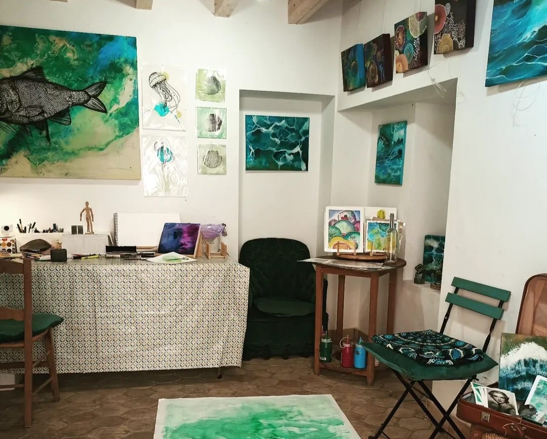 Espacio de trabajo de Maite Granados con arte marino en las paredes