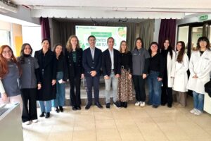Grupo de profesionales y estudiantes en taller de salud bucodental y nutricional