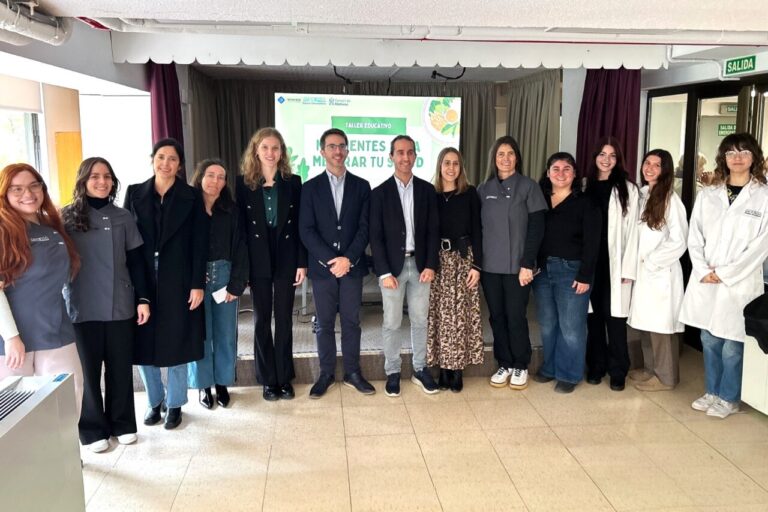Grupo de profesionales y estudiantes en taller de salud bucodental y nutricional