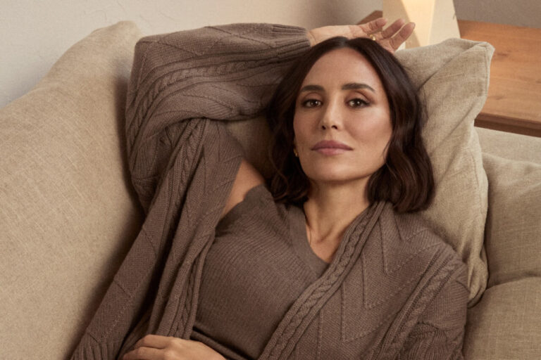 Tamara Falcó posando en un sofá con un atuendo elegante y relajado