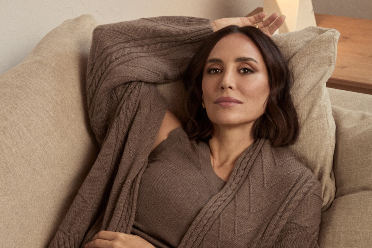 Tamara Falcó posando en un sof&aacute; con un atuendo elegante y relajado