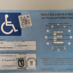 Tarjeta de estacionamiento para personas con movilidad reducida falsificada
