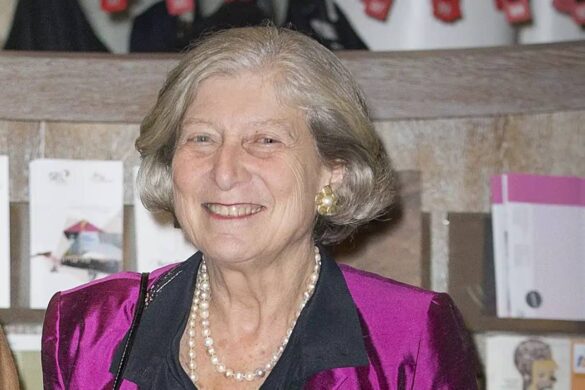 Tatiana Radziwill sonriendo en un evento social con ropa elegante