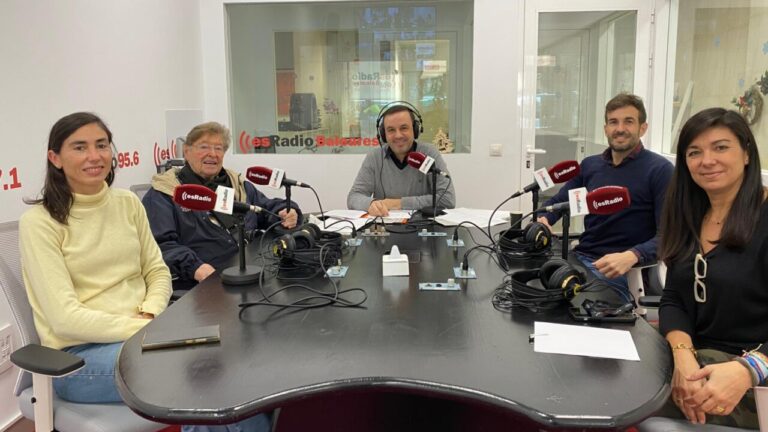 Grupo de tertulianos en el estudio de radio durante la tertulia El Contrapunto
