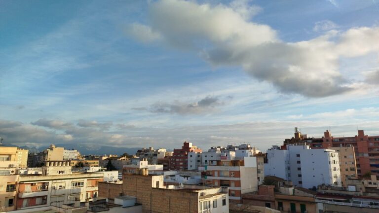 Vista de edificios bajo un cielo nublado en Baleares
