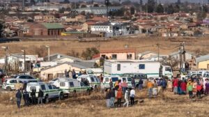 Escena del tiroteo en Bekkersdal, Sud&aacute;frica, con presencia policial.