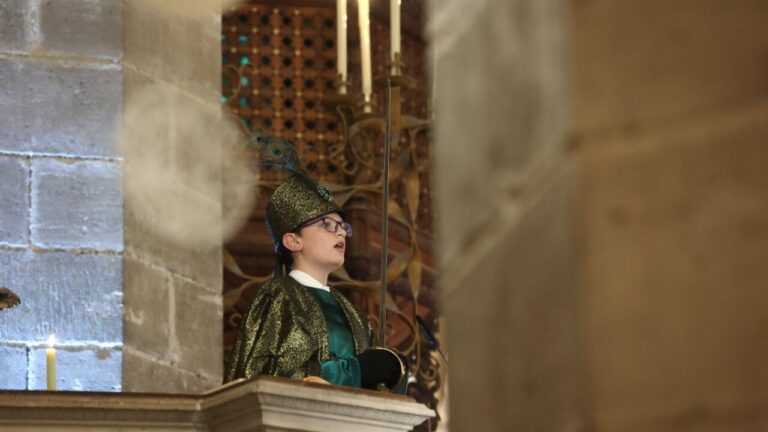 Toni L&oacute;pez Dezcallar interpretando el Cant de la Sibil.la en la Catedral de Palma.