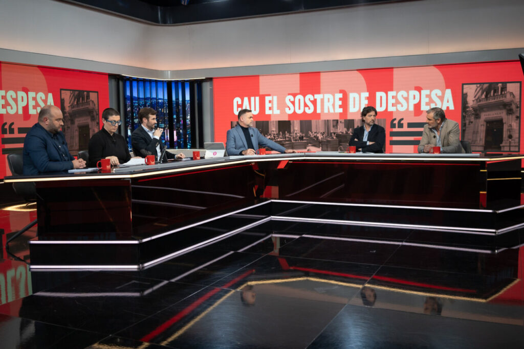 Panel de discusión en el programa Torn de Paraula con varios participantes