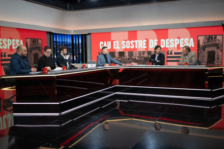 Panel de discusión en el programa Torn de Paraula con varios participantes
