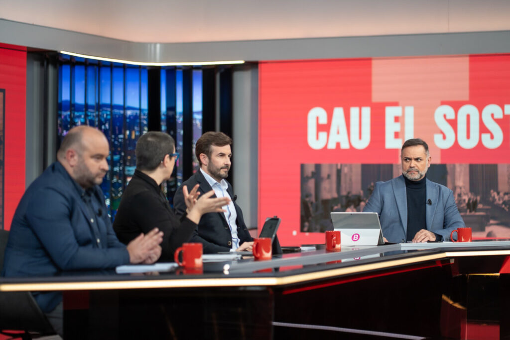 Cuatro presentadores discutiendo en un programa de televisión