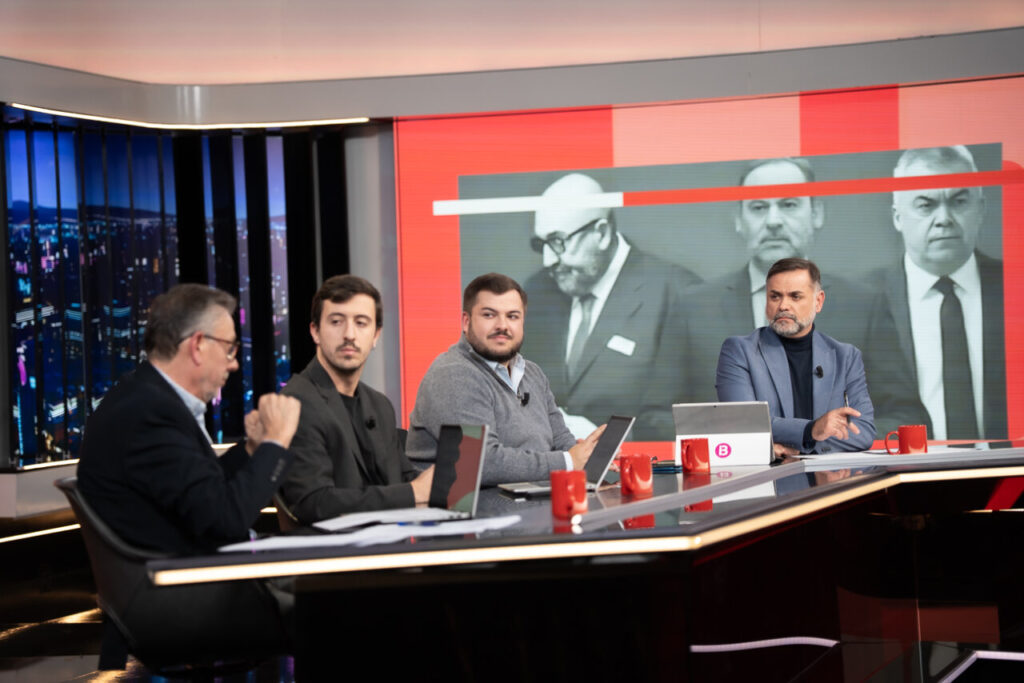 Cuatro personas discutiendo en un programa de televisi&oacute;n en un set moderno