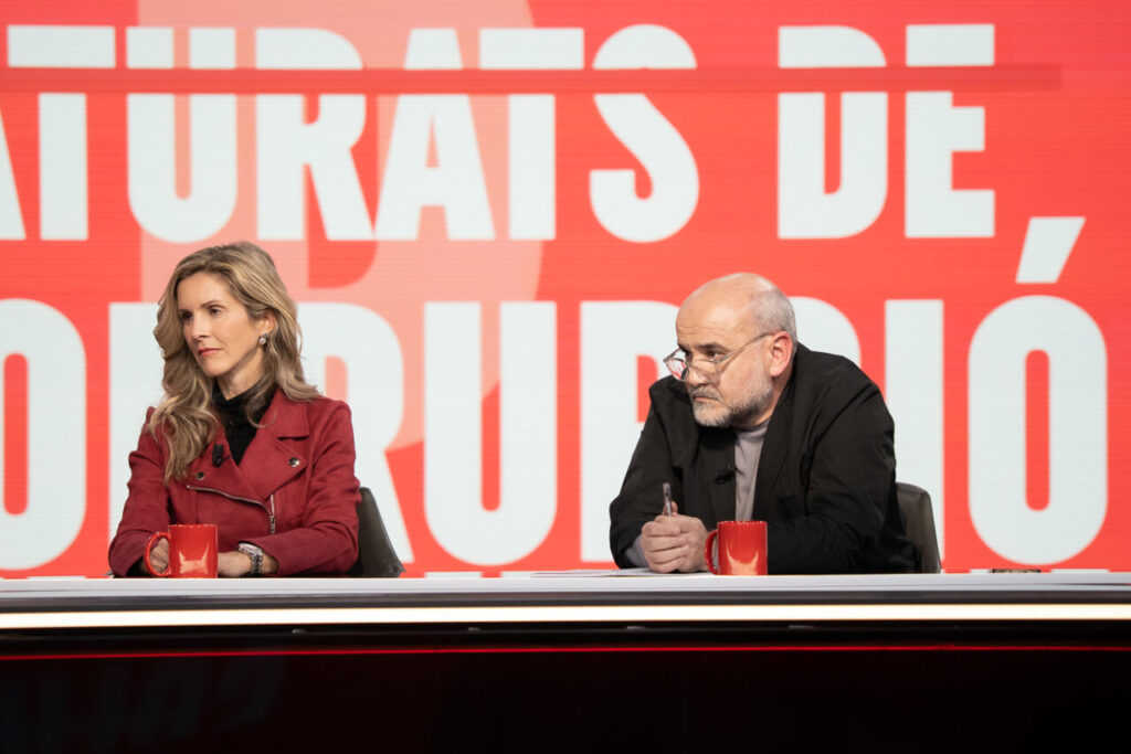 Dos presentadores discutiendo en un set de televisi&oacute;n