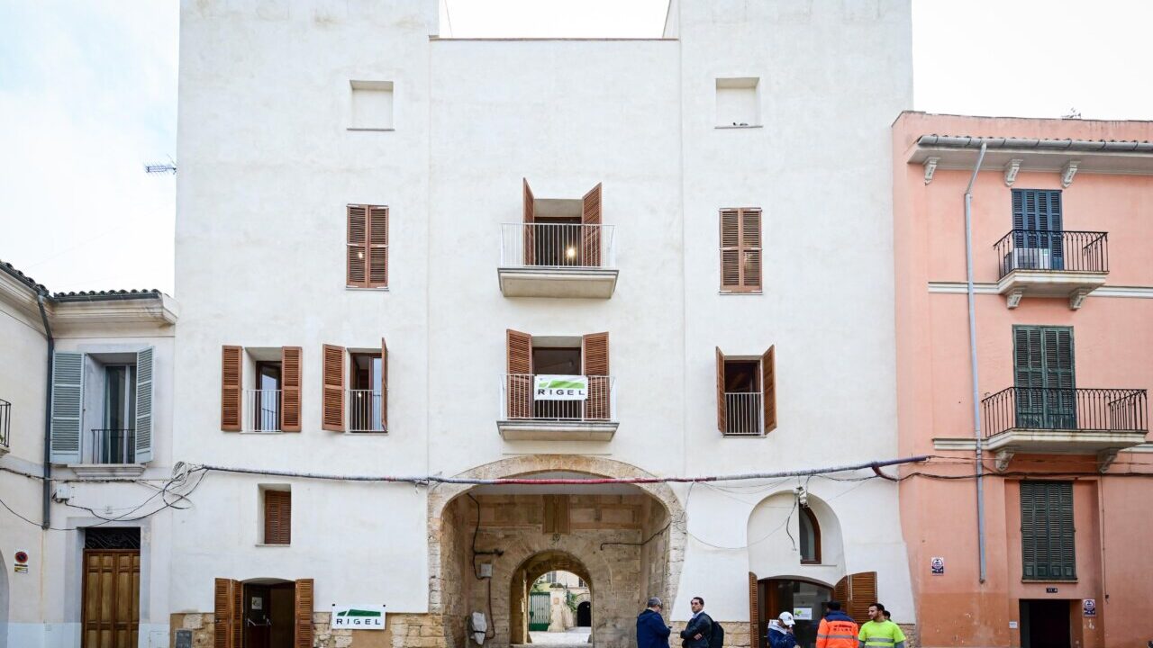 Vista de las Torres del Temple en Palma con trabajadores en la entrada
