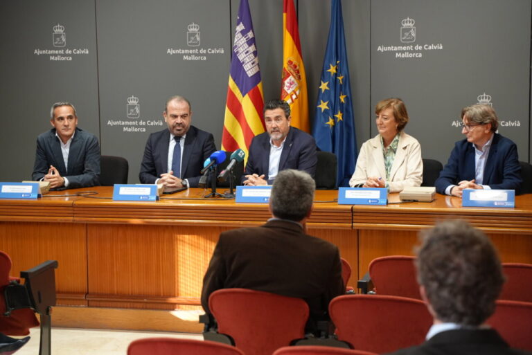 Reuni&oacute;n sobre la transformaci&oacute;n de Magaluf con varios ponentes