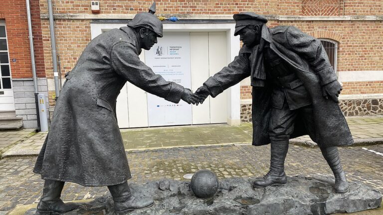 Estatua que representa la tregua de Navidad en la Primera Guerra Mundial