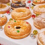 Mesa con diferentes variedades de roscones de Reyes decorados