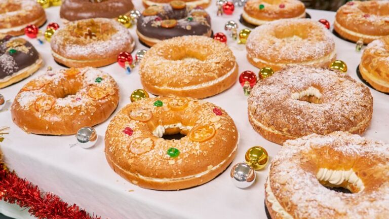 Mesa con diferentes variedades de roscones de Reyes decorados