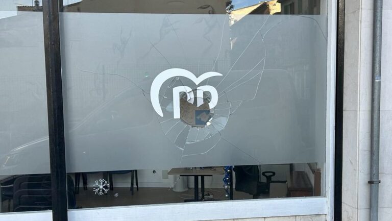 Vidriera rota de la sede del PP en Inca tras un acto de vandalismo