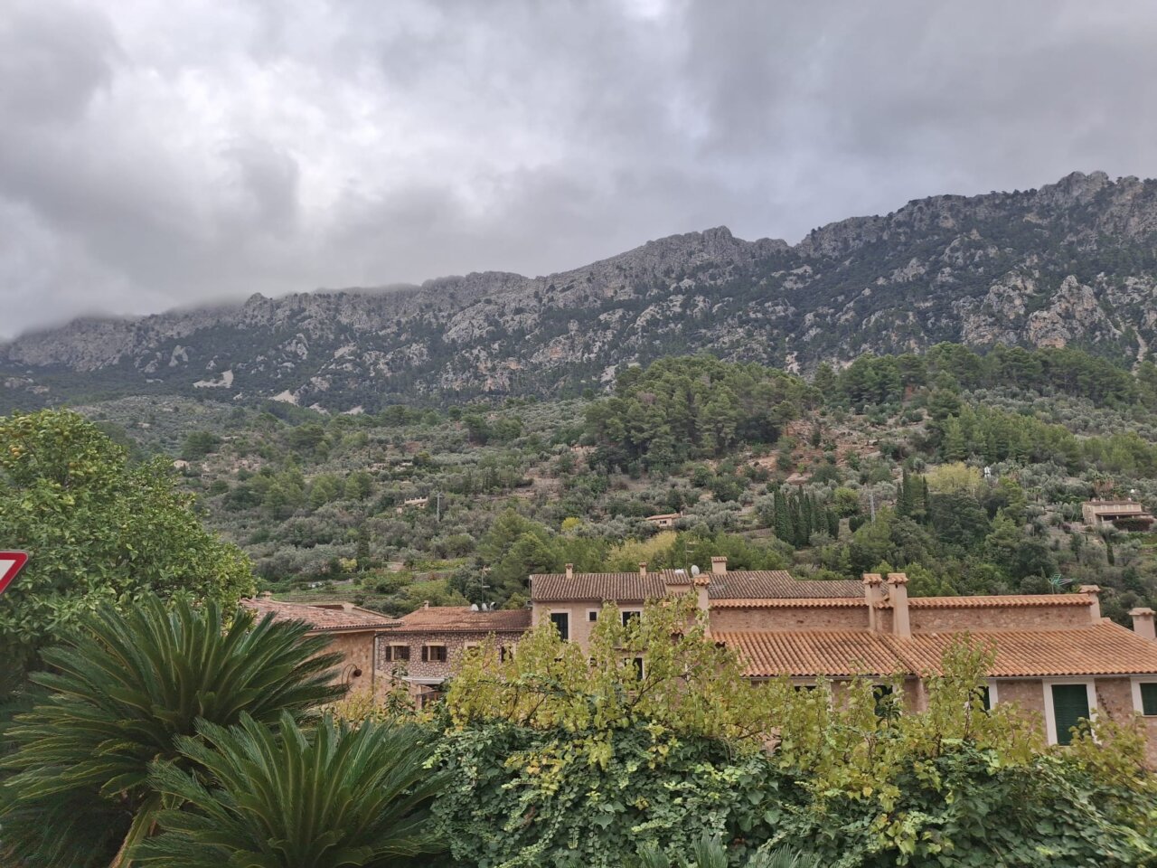 Vista de la Sierra de Tramuntana con nubes y vegetaci&oacute;n