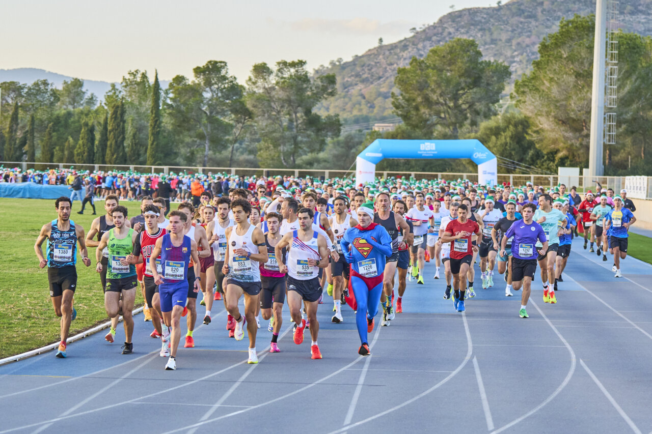 Corredores participando en la XIII Hidrobal Sant Silvestre Calvianera en Magaluf