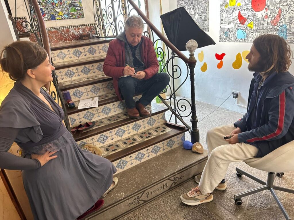 Entrevista entre Xisco Barcel&oacute; y Space Rapha&euml;l en una escalera