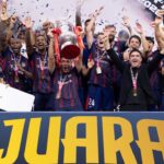 Xisco Muñoz celebrando con su equipo tras ganar la Copa de Malasia