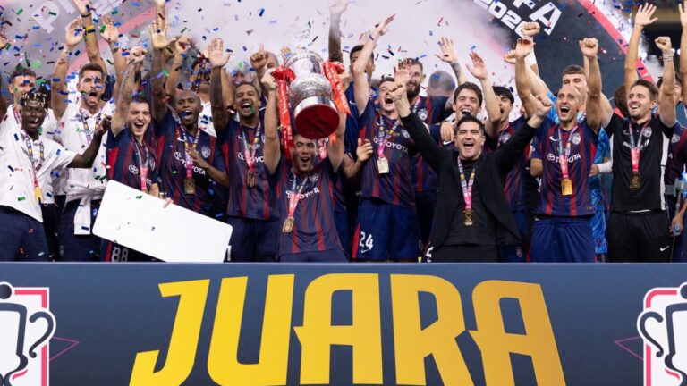 Xisco Muñoz celebrando con su equipo tras ganar la Copa de Malasia