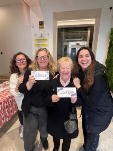 Cuatro mujeres sosteniendo placas con nombres tradicionales de Consell